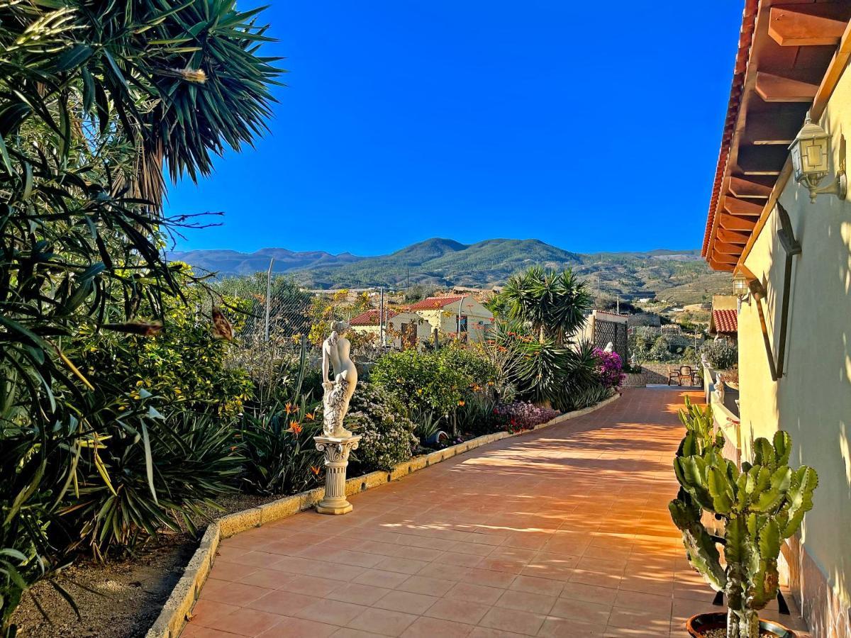 Vila Exquisite Rural House With Garden, Pool And Sea Views Arico Viejo Exteriér fotografie